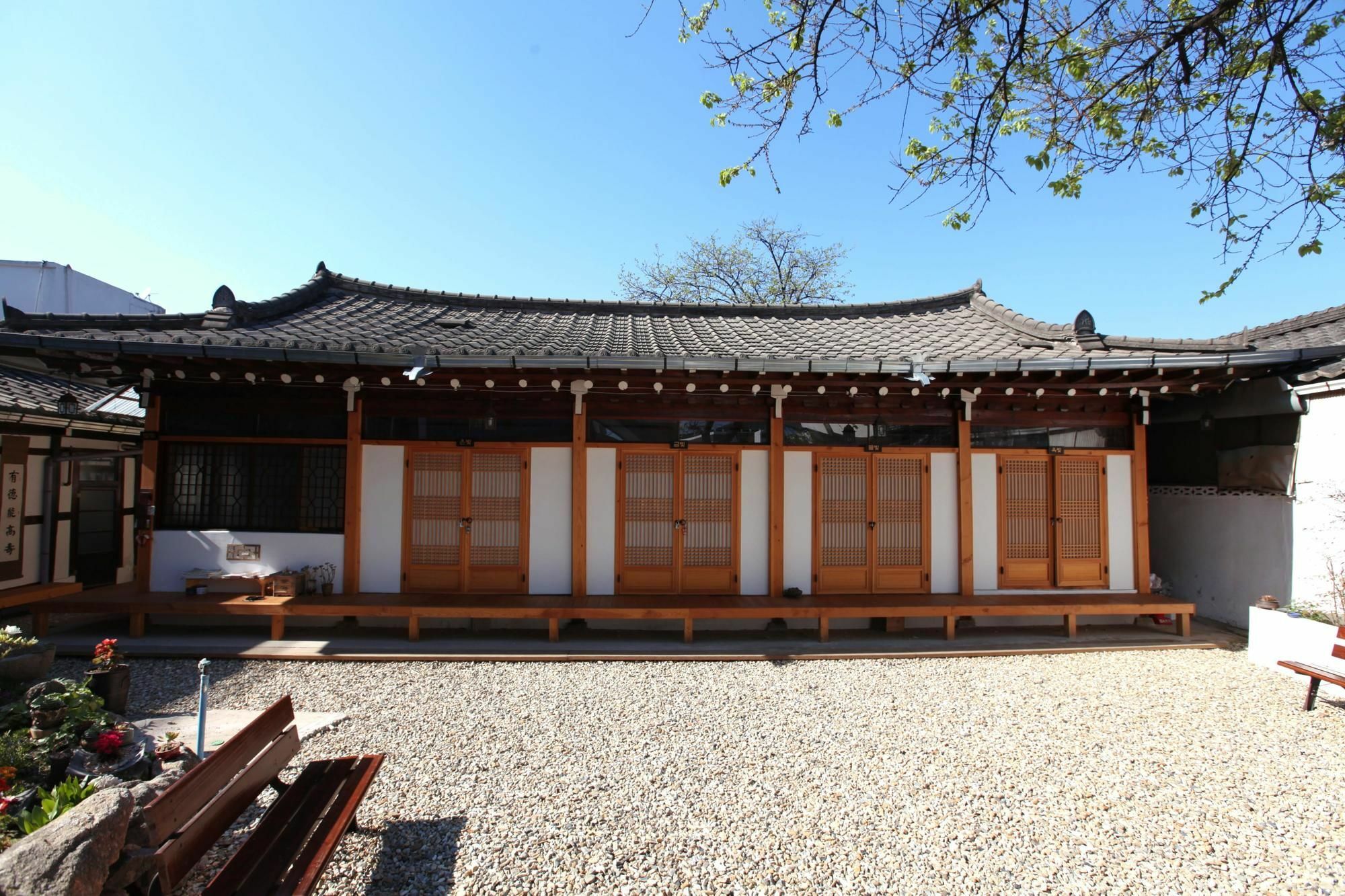 Dukmanjae Hotel Jeonju Bagian luar foto
